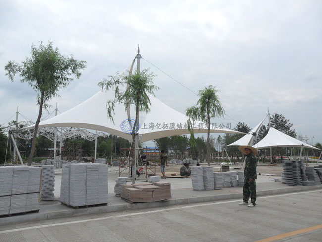 ���������ѩ���㳡����Ĥ�ṹ