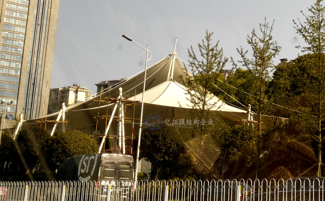 ���ϸ��ٹ�·������Ĥ�ṹ����