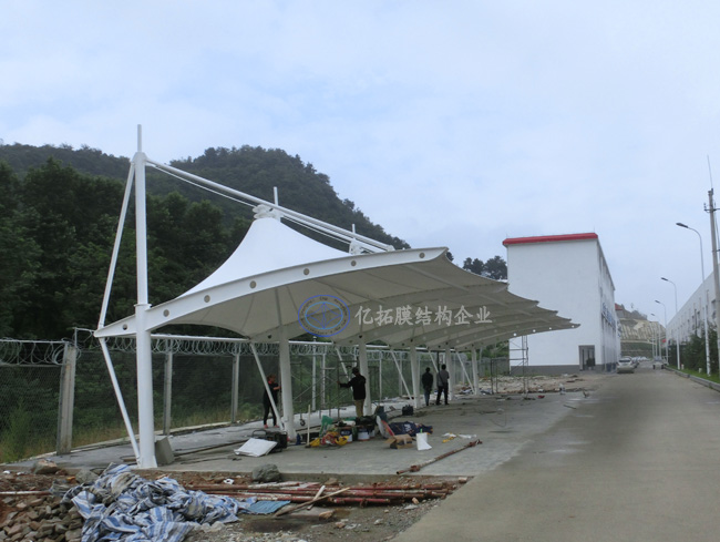 ����������վ������Ĥ�ṹ����